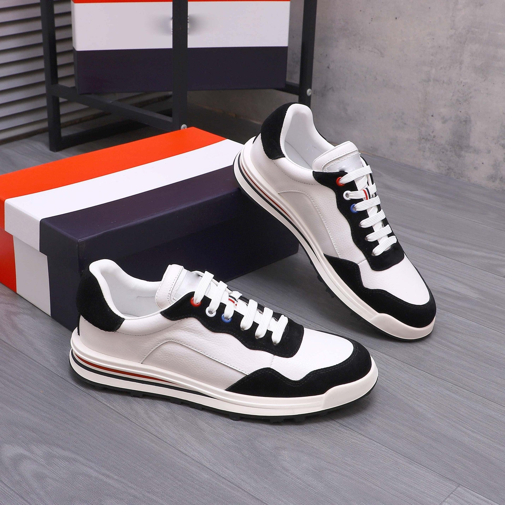 Damen Sportliche Leder Sneakers mit modischen Kontrasten von R&B