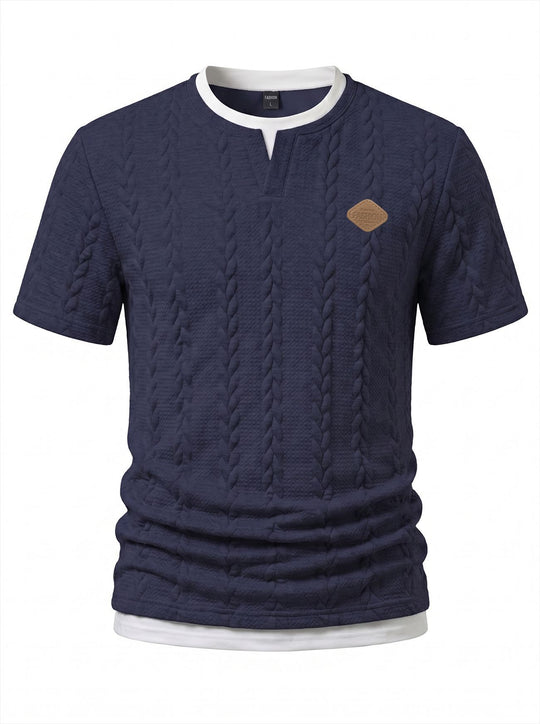 Herren nan texturiertes Kurzarmshirt mit geprägter Zopfstruktur, V‑Einsatz am Rundhals und Lagenlook R&B