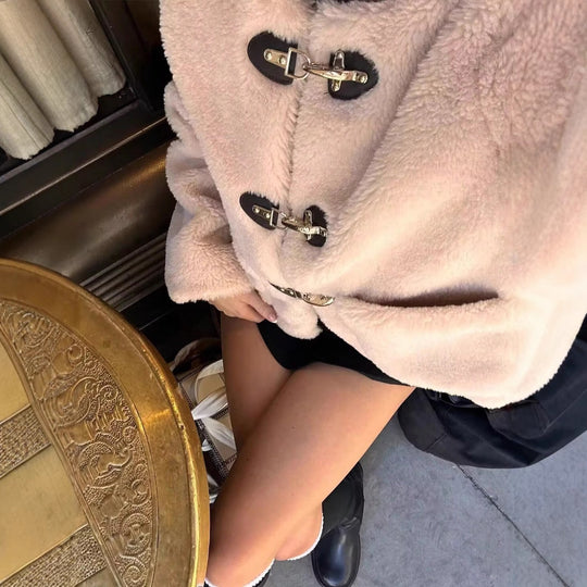Damen Kuschelige Teddyjacke mit großen Taschen und dekorativen Verschlüssen R&B