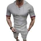 Herren sportliches Kurzarm-Hemden- und Shorts-Set mit Kapuze und kontrastierenden Ärmelabschlüssen