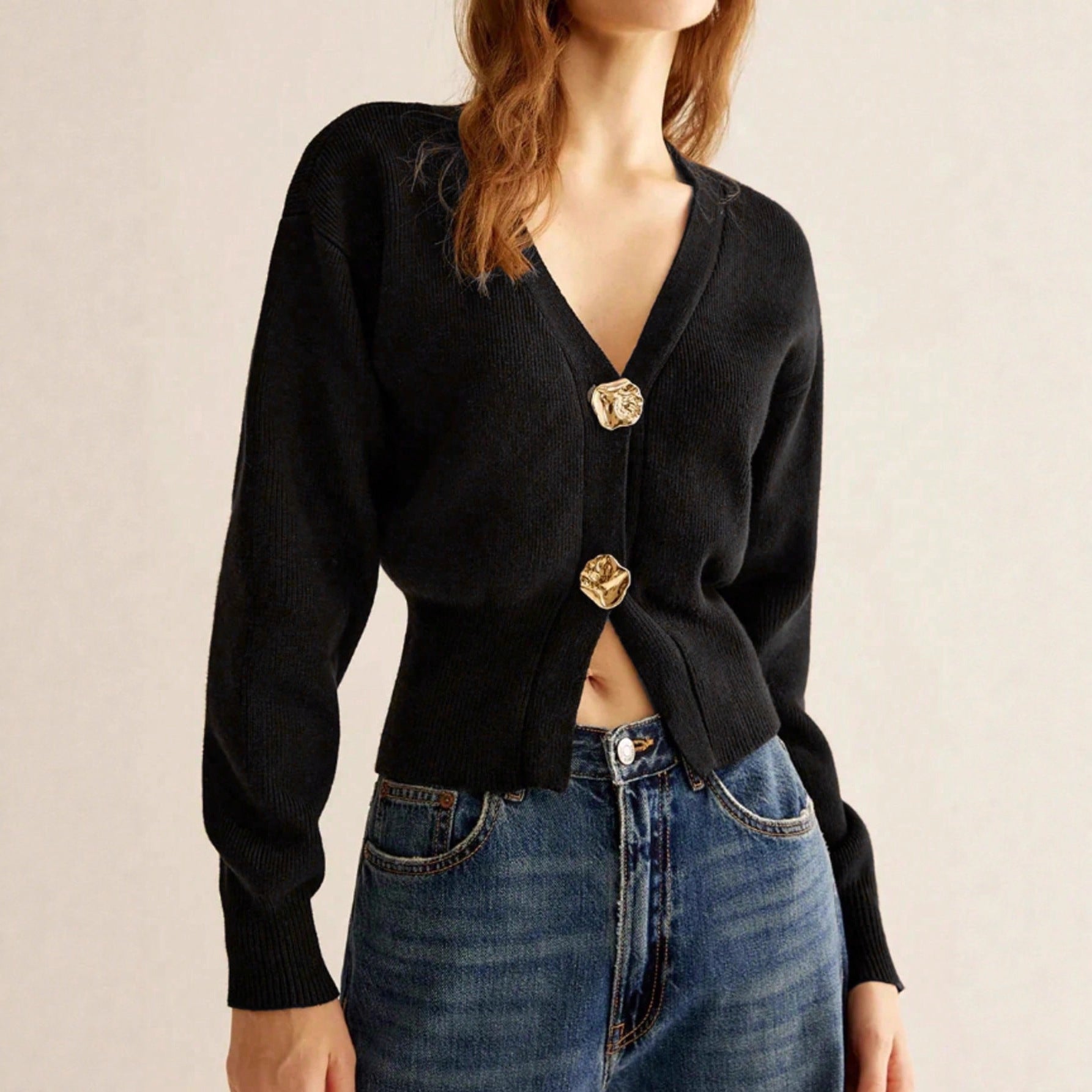 Damen Strickjacke stilvoll mit raffinierten Knöpfen