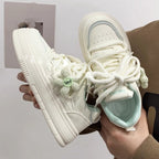 Damen Sneakers mit floralem Anhänger und komfortabler Sohle