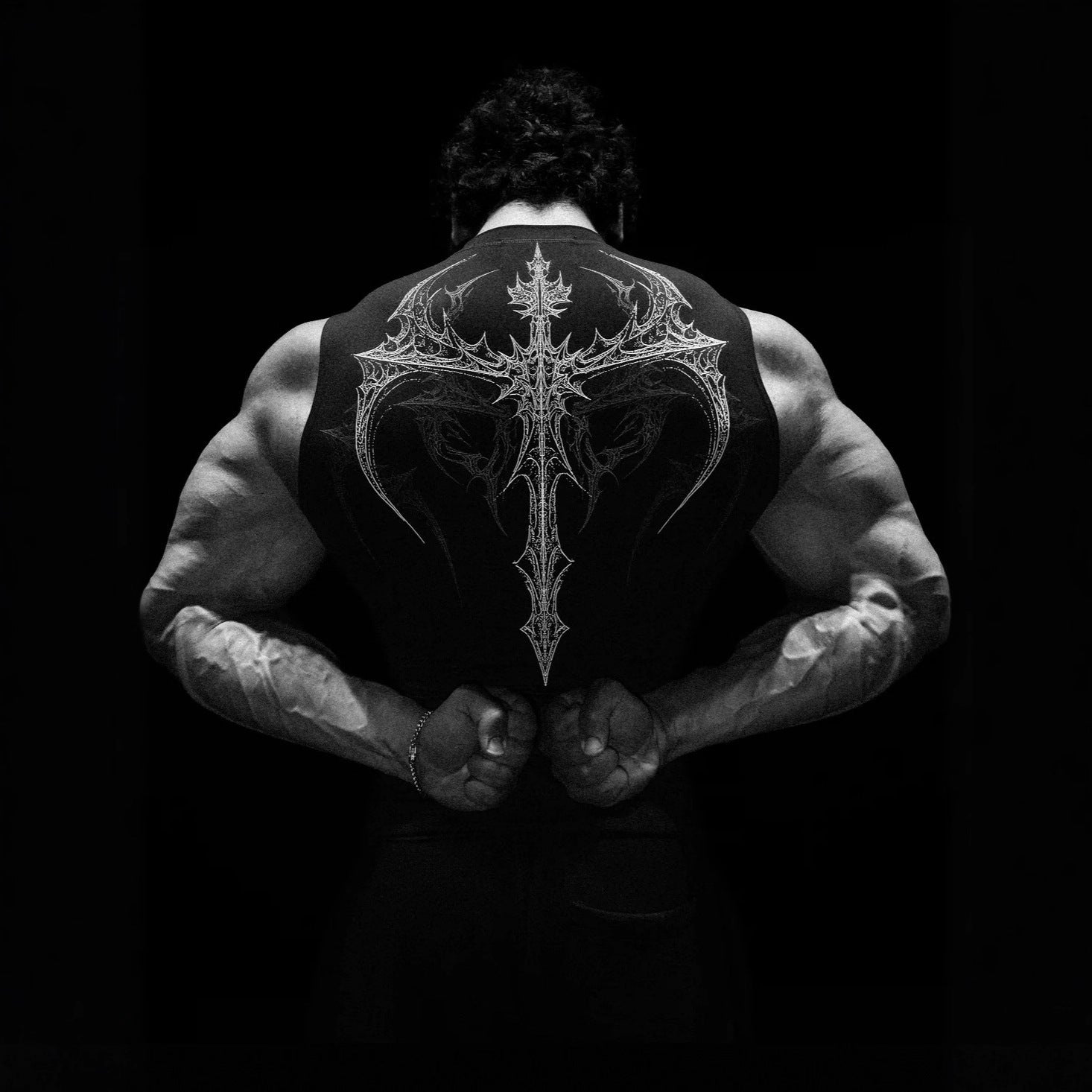 Herren nan figurbetontes Trainings-Tanktop mit tiefen Armausschnitten und filigranem Rückendruck R&B