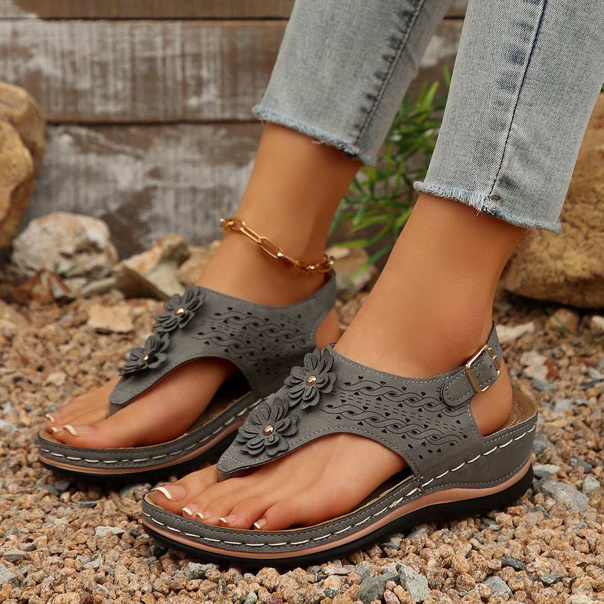 Damen Zehenstegsandalen mit floralen Lochdesign und komfortabler Fußbettgestaltung R&B