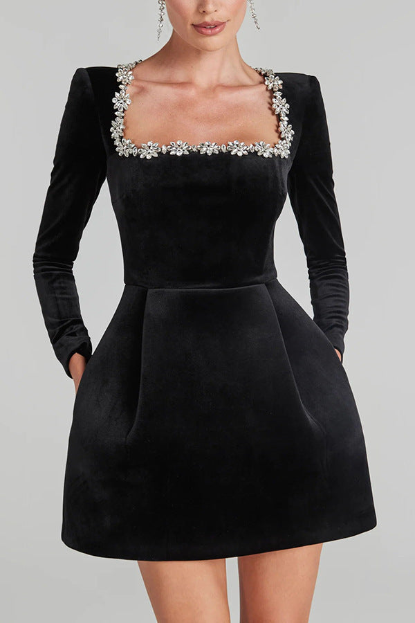 Damen Elegantes Samtkleid mit Blumenapplikationen und U-Boot-Ausschnitt R&B