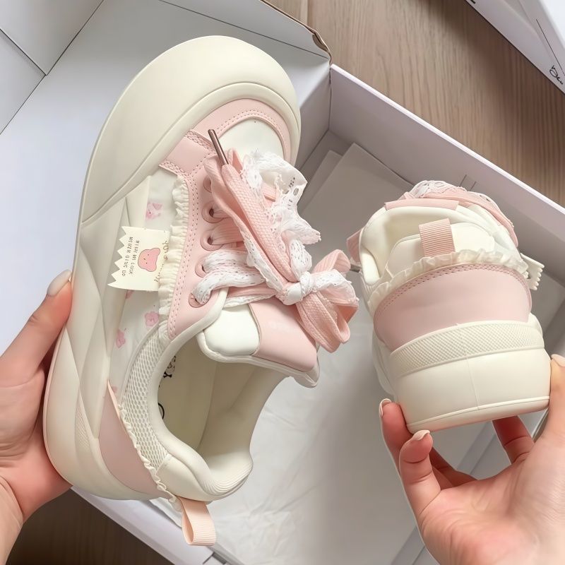 Damen Sneakers mit dekorativen Rüschen und verspielten Schleifen