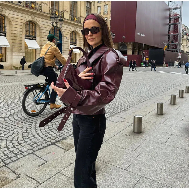 Damen modische Kunstlederjacke mit oversized Schnitt und auffälligen Schulterpartien R&B