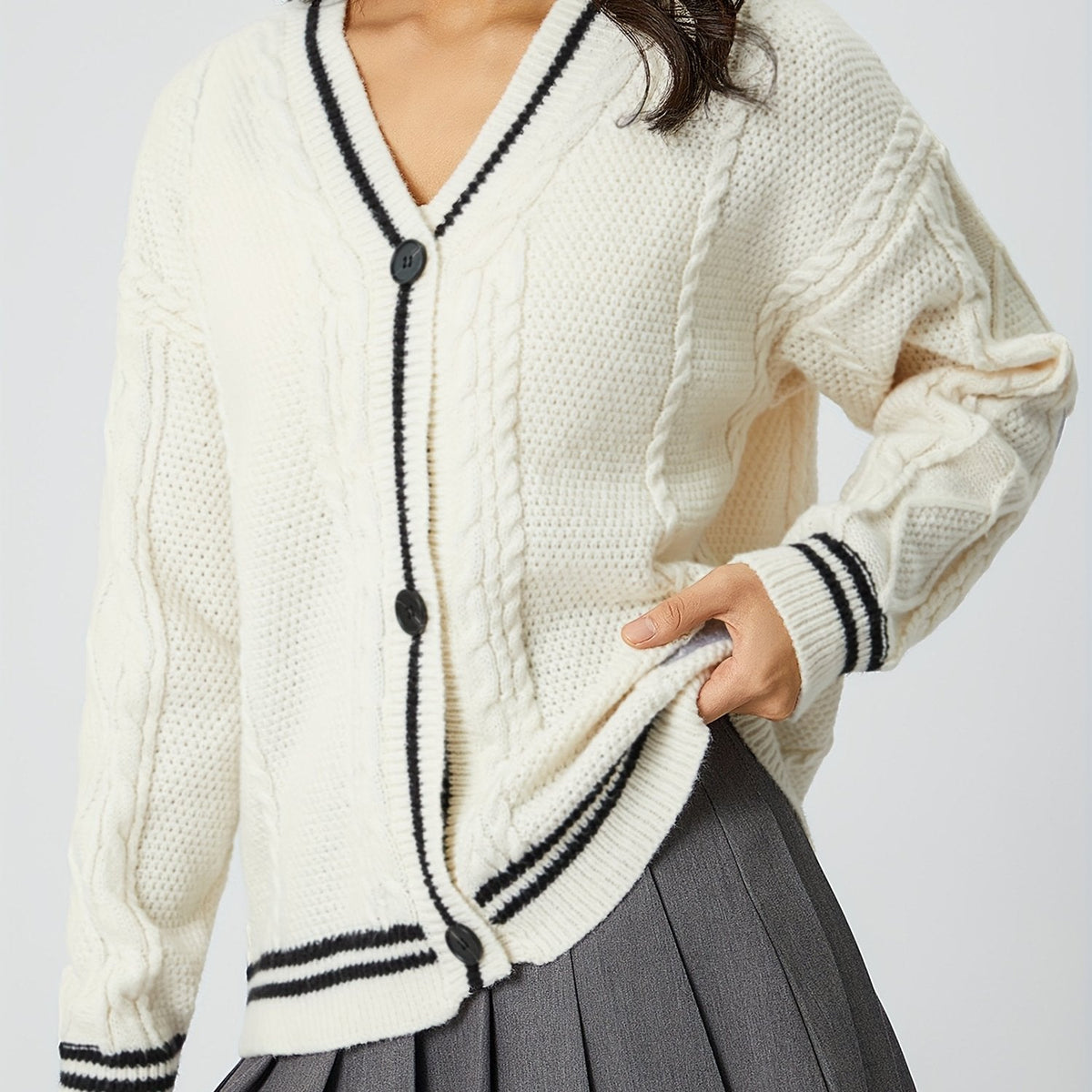 Damen nan oversized Zopfstrick Cardigan mit V-Ausschnitt und kontrastierenden Strickkanten R&B