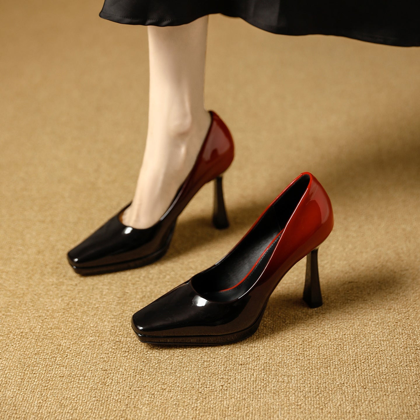 Damen Hochglanz Pumps mit quadratischem Zehenbereich und elegantem Konturdesign