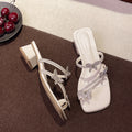 Damen Elegante Sandalen mit funkelnden Schmetterlingsapplikationen und komfortablem Blockabsatz EB