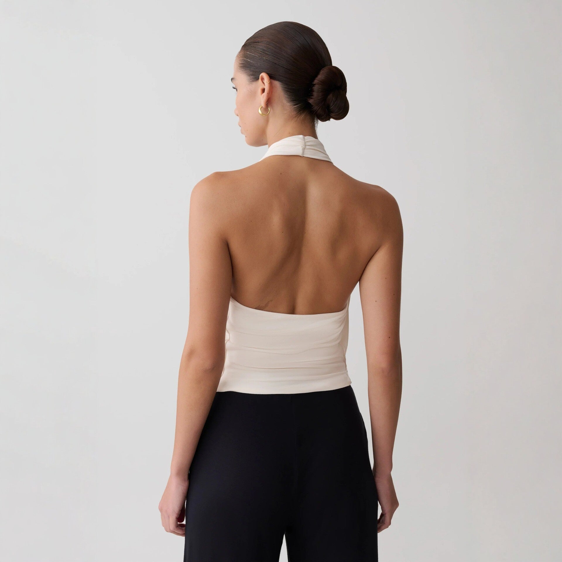 Damen Elegantes Halterneck-Top mit fließendem Stoff und tiefem Ausschnitt R&B