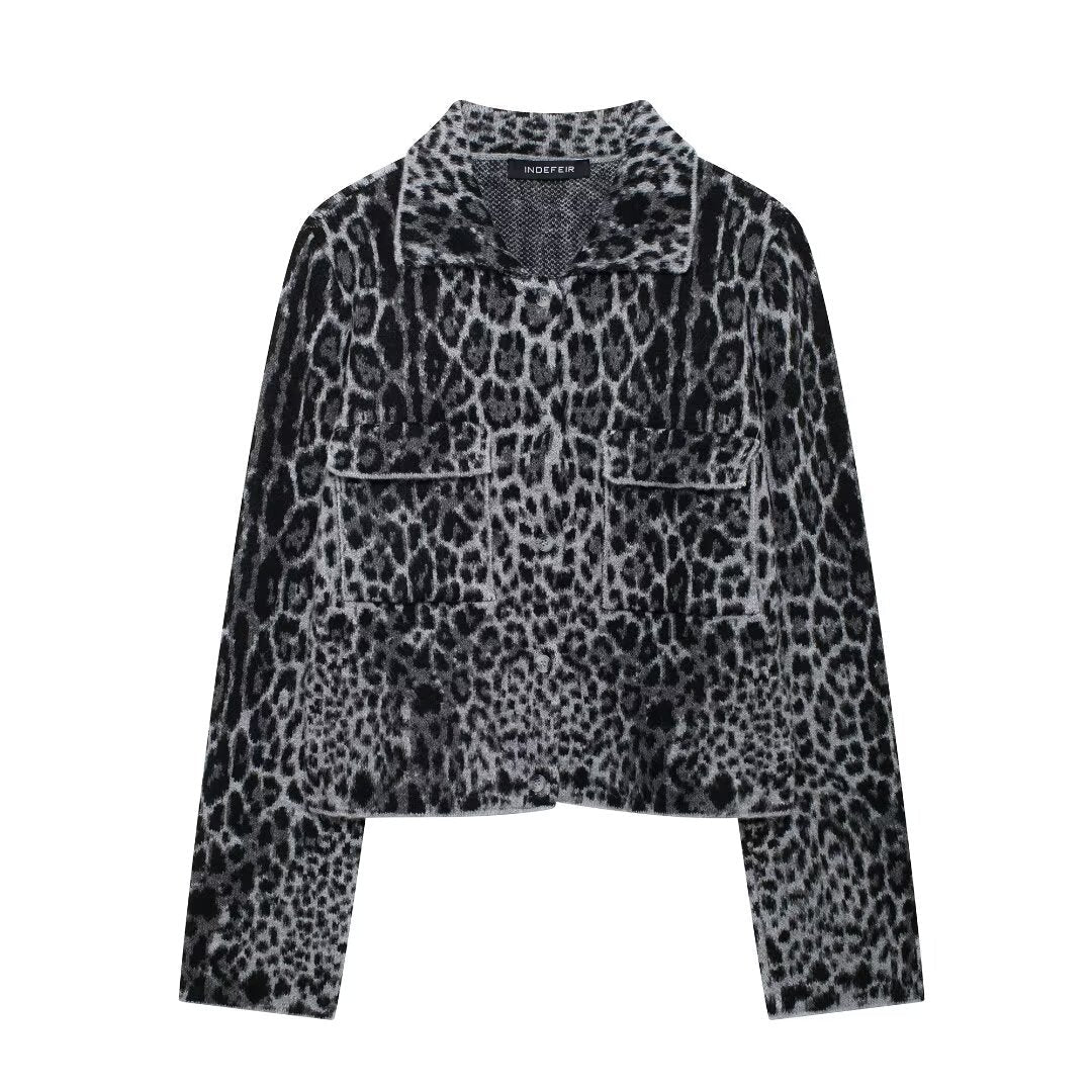 Damen modische Kurzjacke im Leopardenmuster mit aufgesetzten Taschen