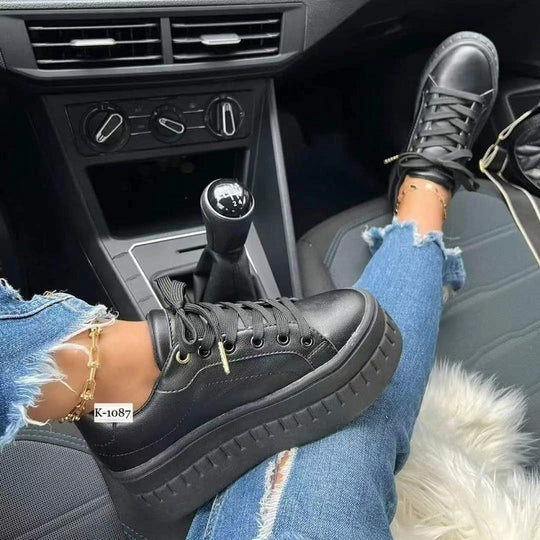 Damen Plateau-Sneaker mit elegantem Glanz und modischem Design R&B