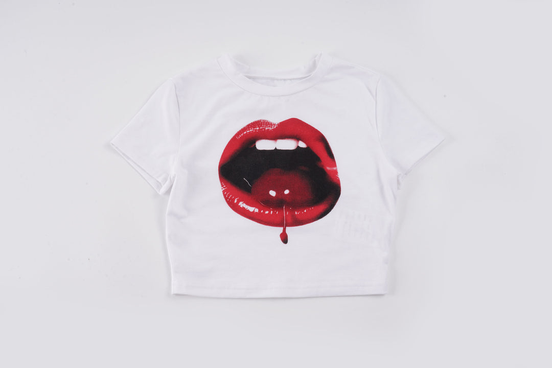 Damen cropped T-Shirt mit auffälligem Lippen-Print und modernen Schnittelementen R&B