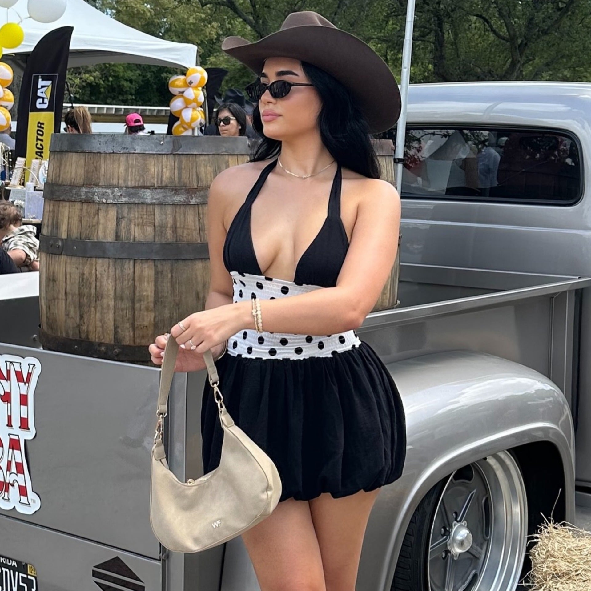 Damen modisches Sommerkleid mit tiefem V-Ausschnitt und luftiger Rockpartie R&B
