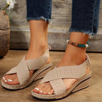 Damen Wedgesandalen mit perforierten Designelementen R&B