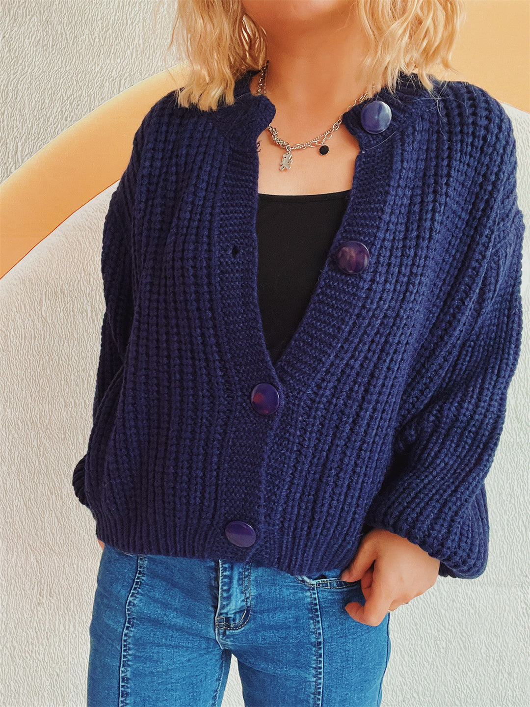 Damen Grobstrickjacke mit ballonförmigen Ärmeln und dekorativen Knöpfen R&B