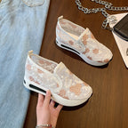 Damen Slip-On Sneaker mit modischem Blumenmusterdetail und bequemer Sohle R&B