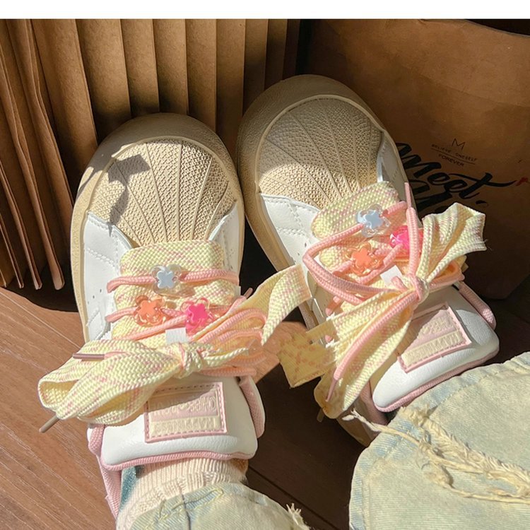 Damen Modische Sneakers mit verspieltem Schnürsystem und bunten Applikationen R&B