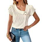 Damen Designermodell mit strukturiertem Oberteil und Knopfdetails