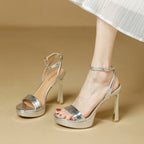 Damen High Heels mit glänzendem Obermaterial und extravaganten Blockabsatz