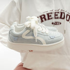 Damen Sneakers mit filigranem Schmetterlingsdesign und sportlicher Profilsohle