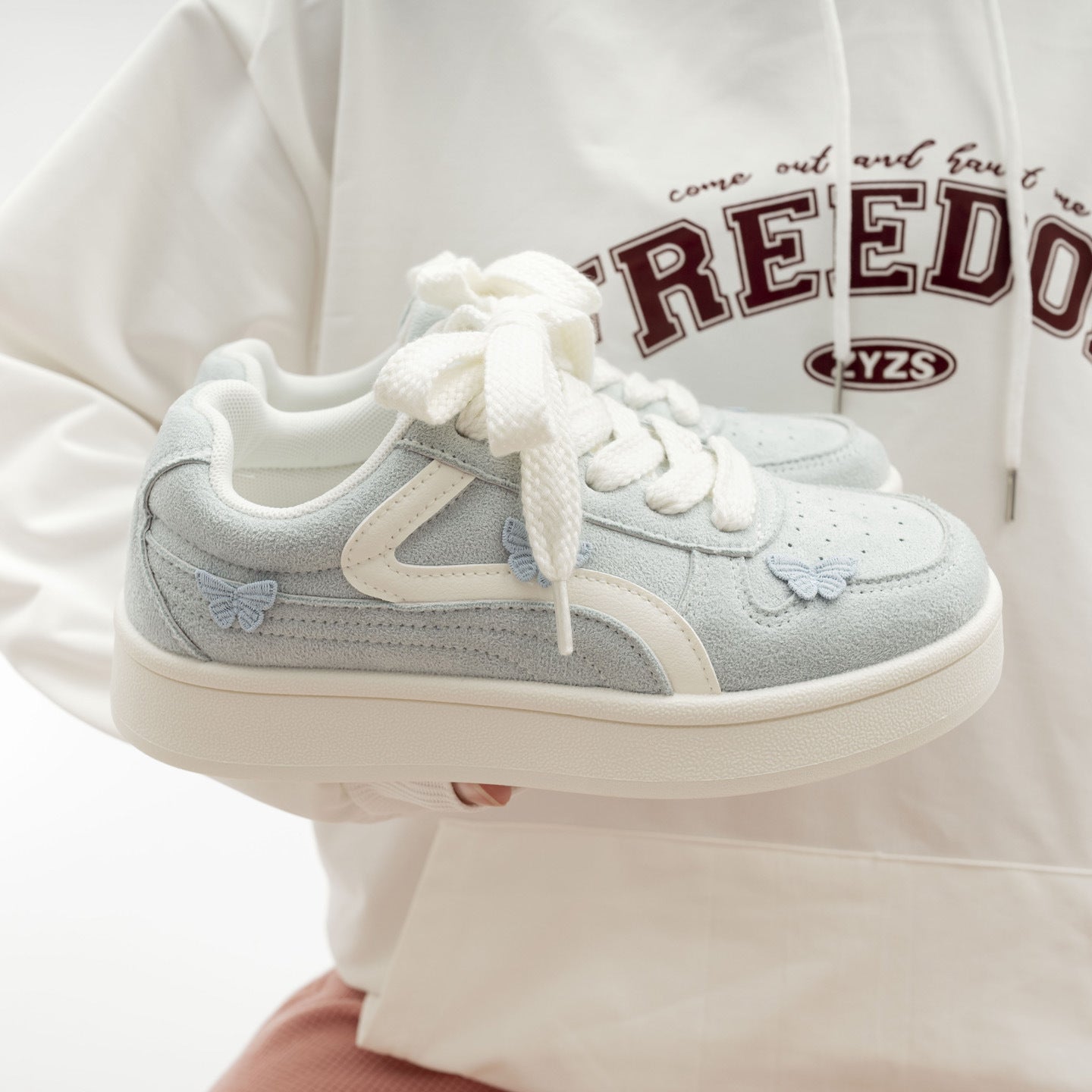 Damen Sneakers mit filigranem Schmetterlingsdesign und sportlicher Profilsohle