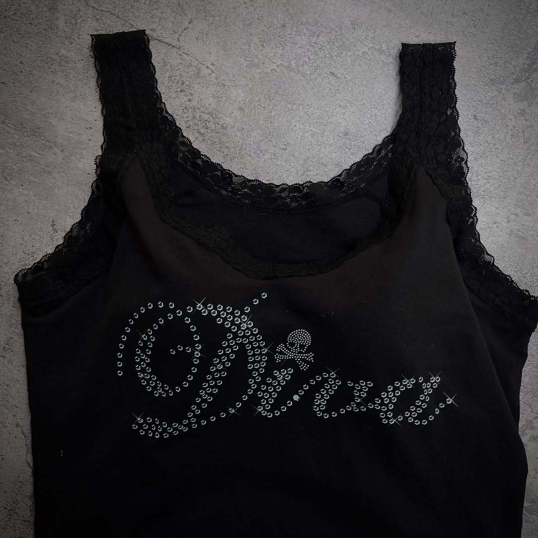 Damen Designer-Top mit Spitzenakzenten und glitzerndem Druck R&B