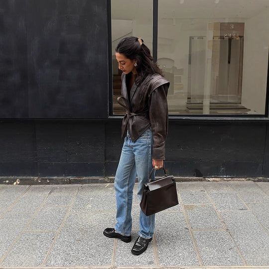 Damen Elegante Kunstlederjacke mit tailliertem Schnitt und breitem Kragen R&B