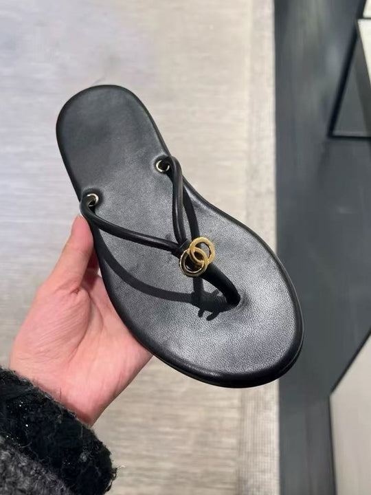 Damen elegante Zehentrenner mit hochwertiger Metallic-Oberfläche und ergonomischer Sohle R&B