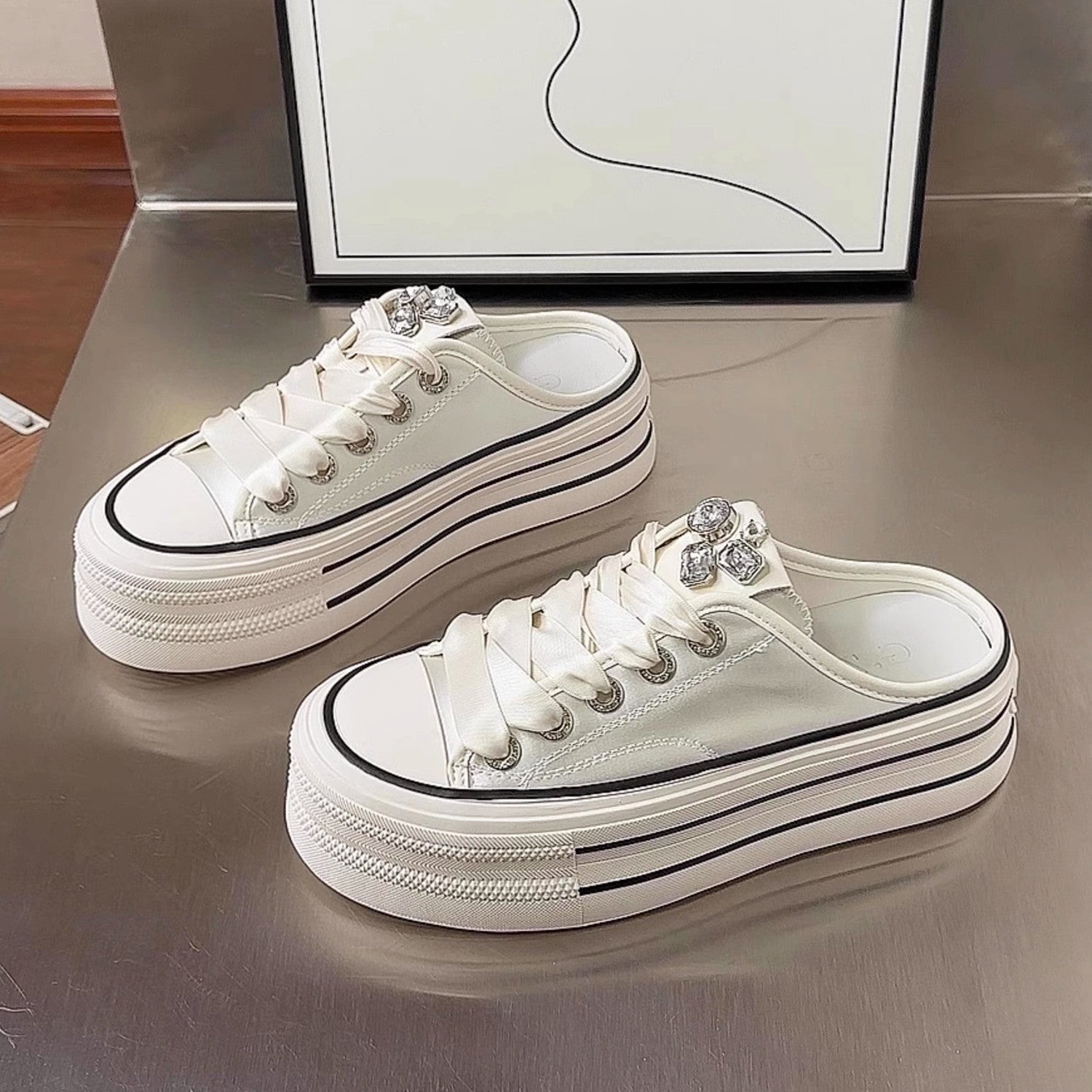 Damen Plateau Sneaker mit glänzenden Akzenten und modischem Schnürdesign R&B