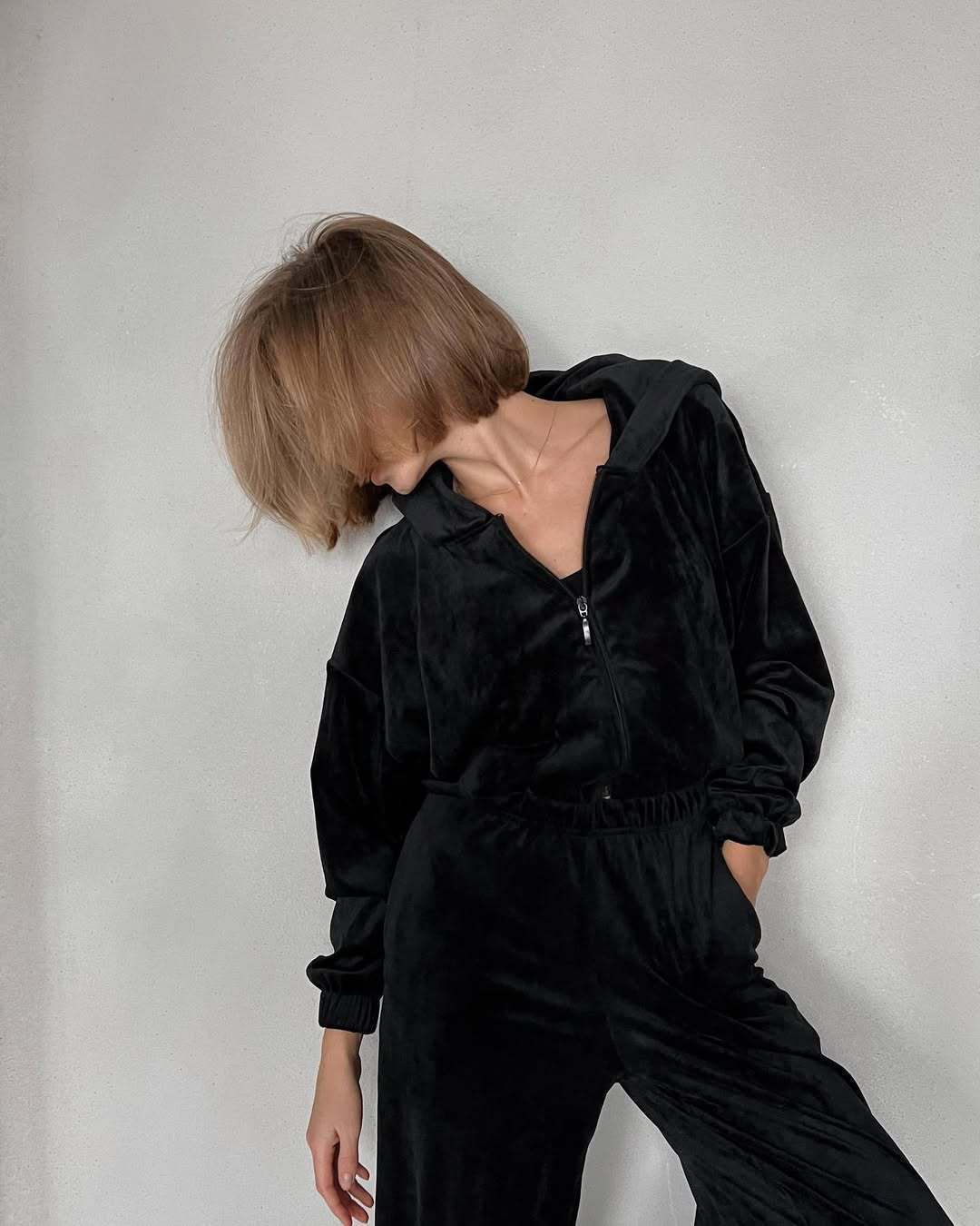 Damen sportliches Velours-Loungewear-Set mit praktischer Kapuze und elastischen Bündchen R&B