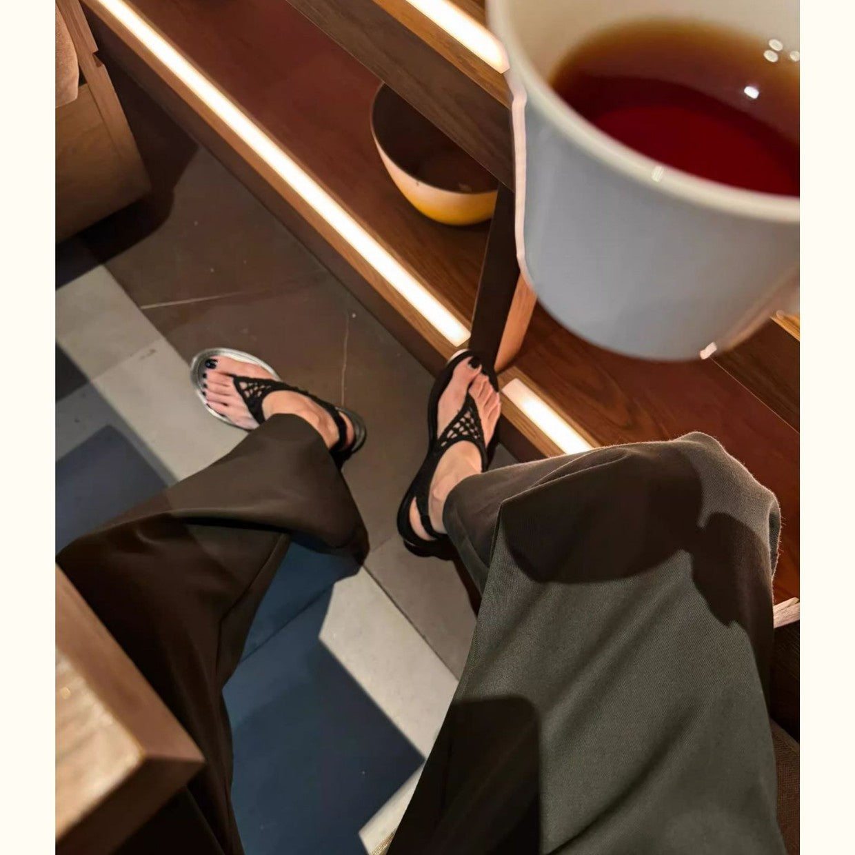 Damen Zehentrenner-Sandalen mit geflochtenem Riemendesign und komfortablem Fußbett R&B
