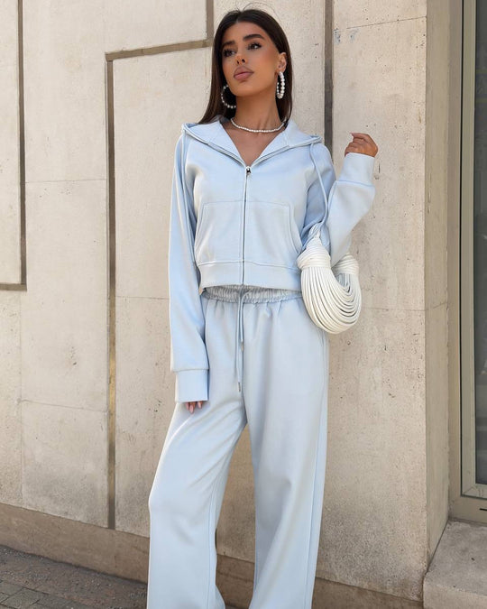 Damen Sportliches Outfit mit cropped Hoodie und weiten Jogginghosen R&B