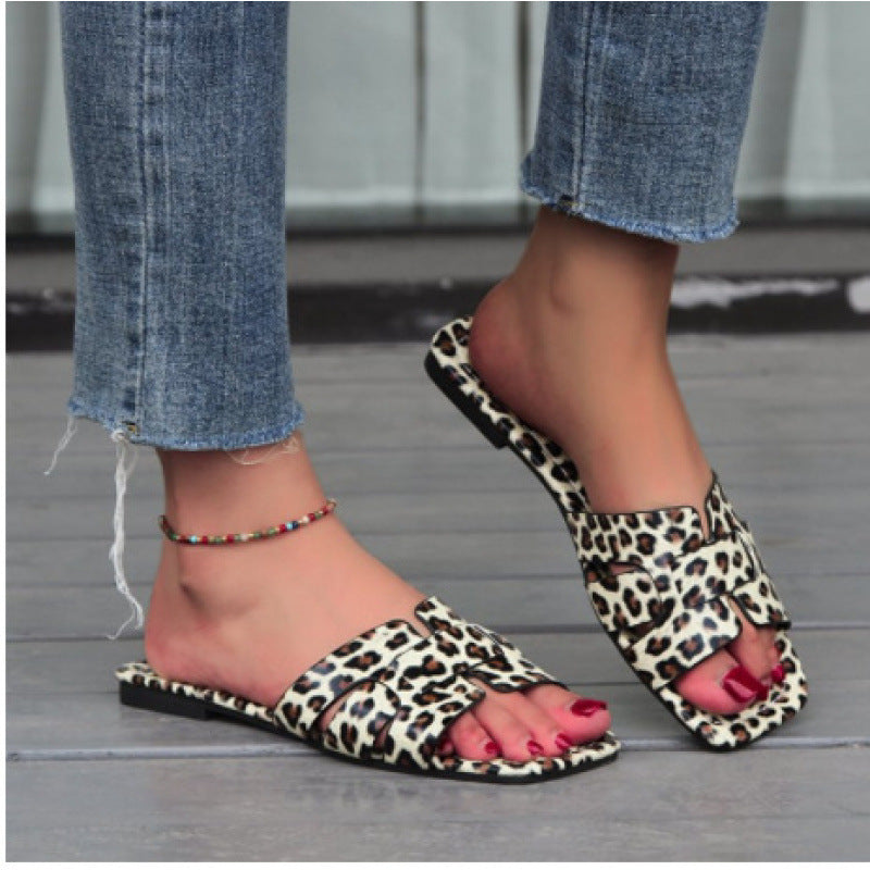 Damen modische Slip-On Sandalen mit Leopardenmuster und bequemer Fußbettgestaltung R&B