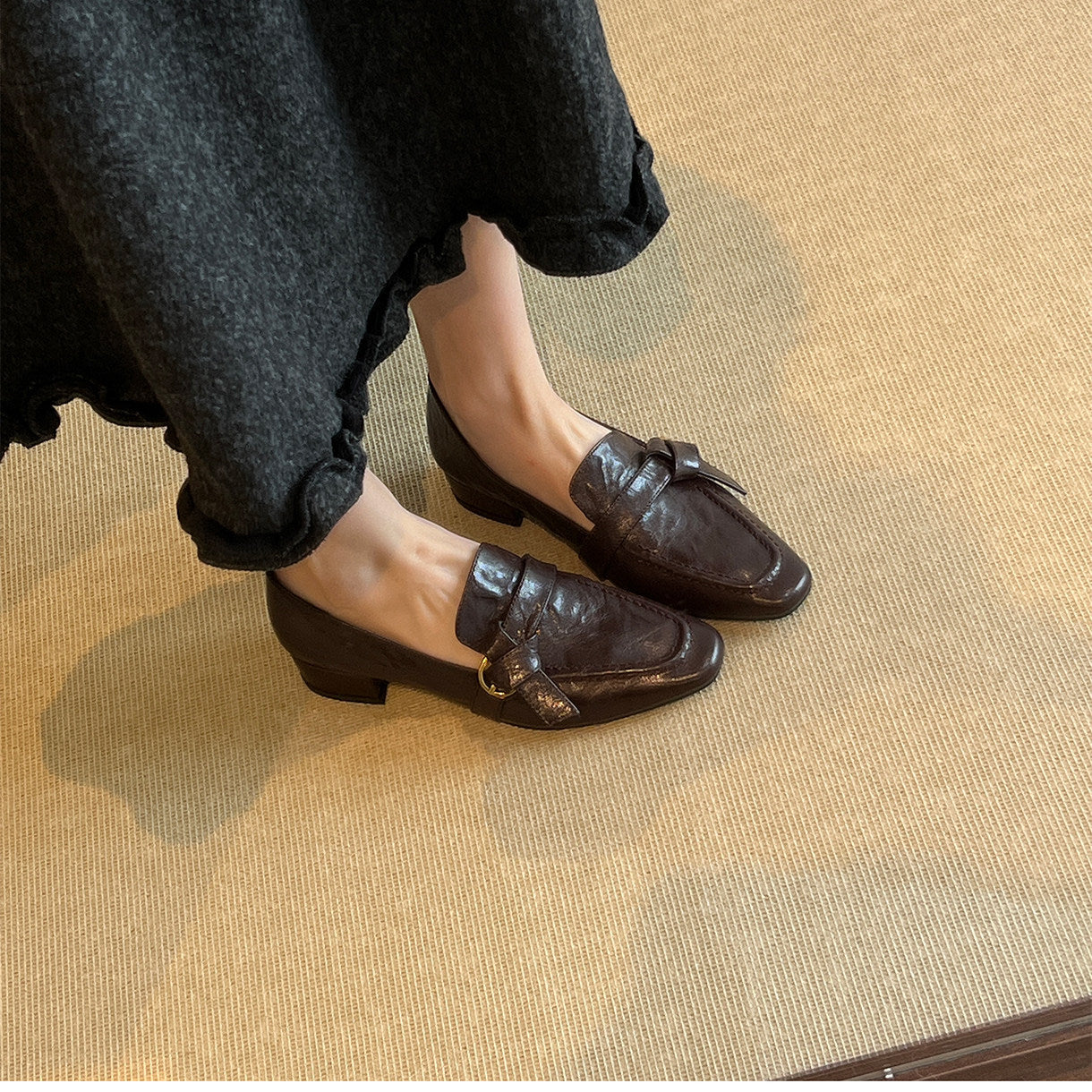 Damen Mokassins mit elegantem Schnallenakzent und weichem Veloursleder