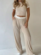 Damen lässiges zwei-teiliges Freizeit-Set mit cropped T-Shirt und weiten Hose