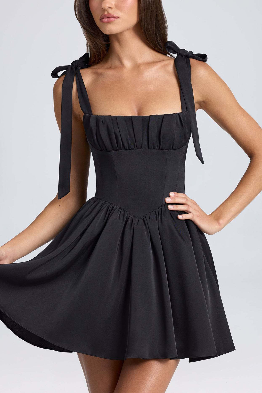 Damen Verspieltes Kurzkleid mit zarten Schleifen-Trägern und gerafftem Rock R&B