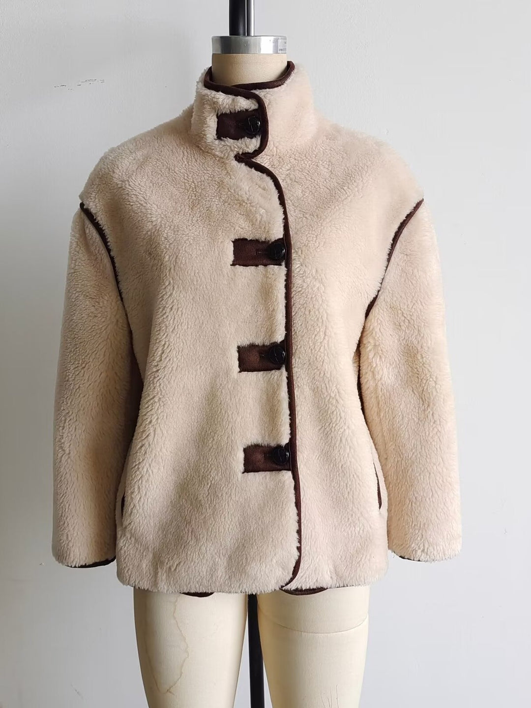 Damen Teddyfelljacke mit stylischem Stehkragen und praktischen Taschen R&B