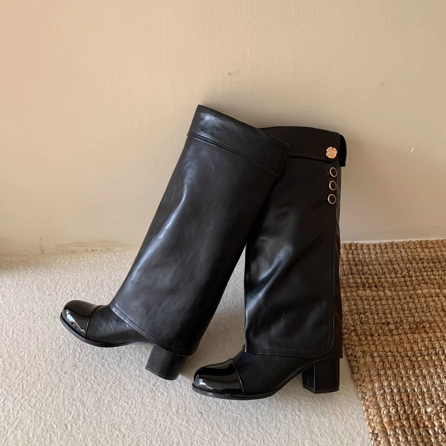 Damen Elegante Stiefel mit dekorativem Knopfdetail und Blockabsatz R&B