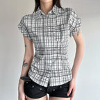 Damen Kurzarm-Karobluse mit tailliertem Schnitt und Knopfdetails R&B
