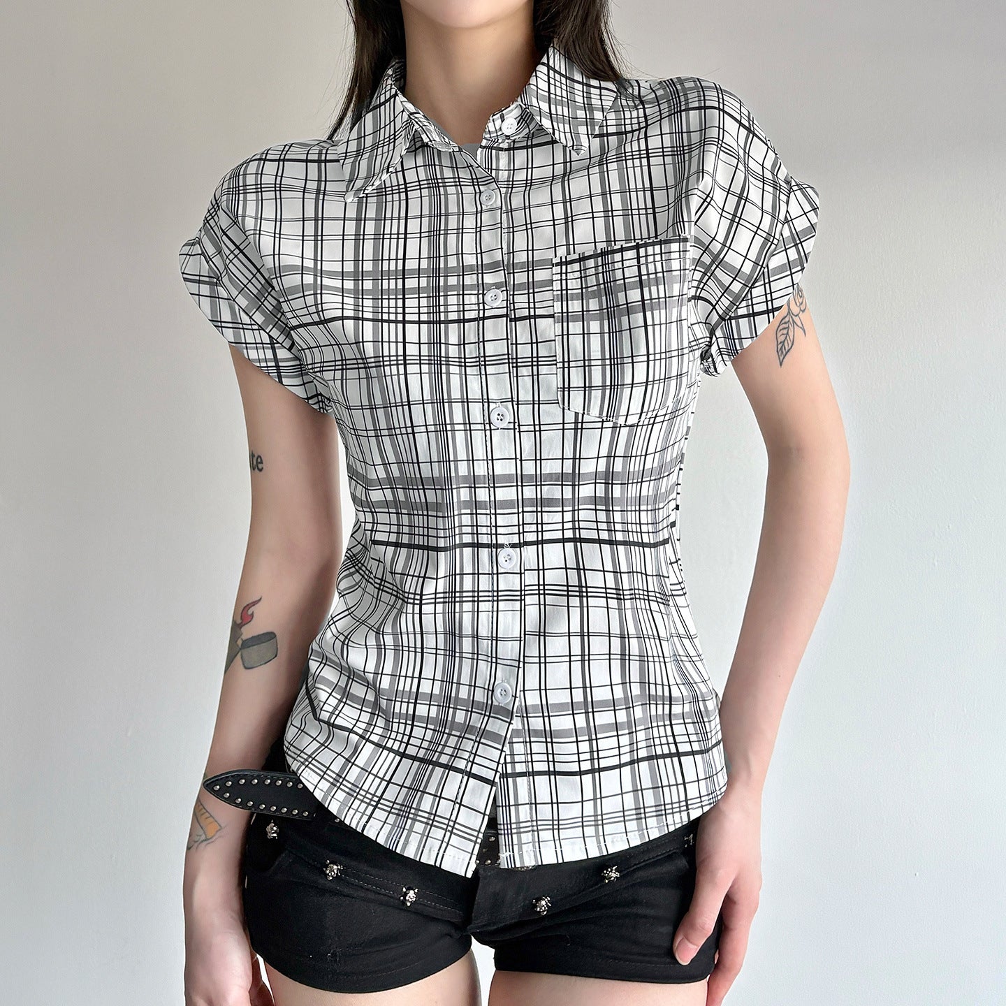 Damen Kurzarm-Karobluse mit tailliertem Schnitt und Knopfdetails R&B