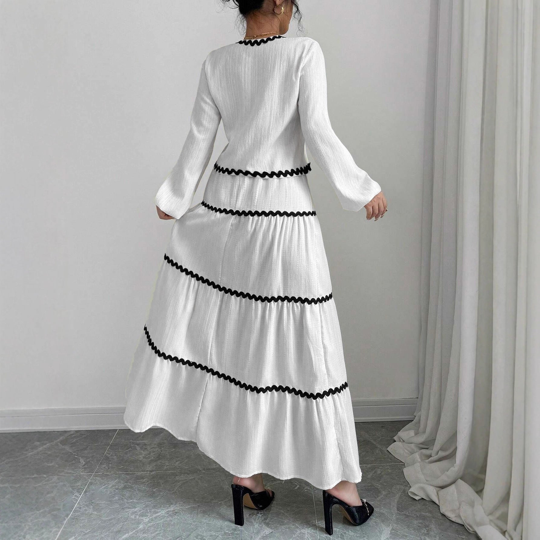 Damen Maxi-Kleid mit verspieltem Schnürungsausschnitt und elegantem Rüschenboden R&B