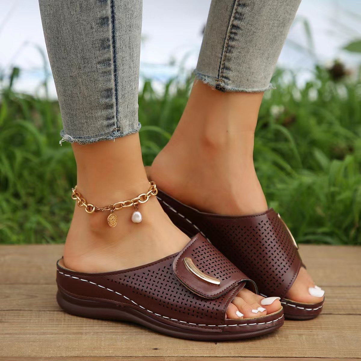 Damen Komfortable Wedge-Pantoletten mit atemberaubendem Lochmusterdetail R&B