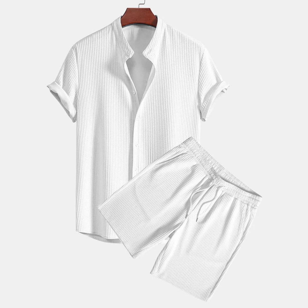 Poloshirt aus Samt und Shorts aus Samt.