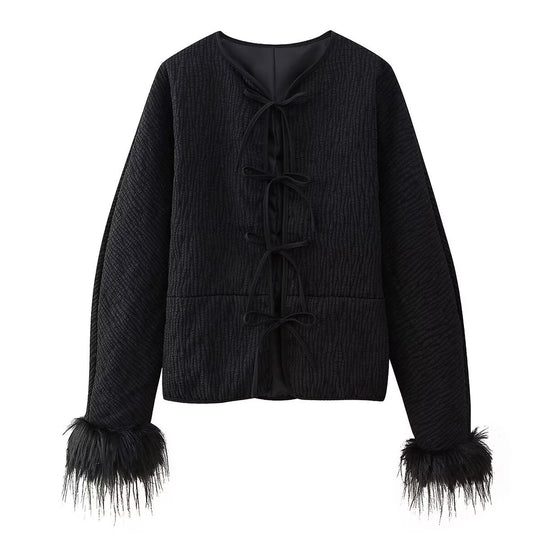 Damen modische Steppjacke mit raffiniertem Bindegürtel und eleganten Fuchsfell-Ärmeln R&B