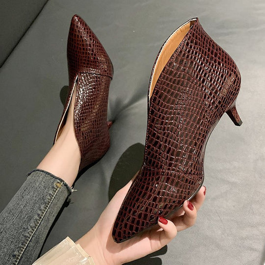 Damen elegante Stiefeletten mit spitz zulaufendem Design und glänzender Krokodilprägung R&B