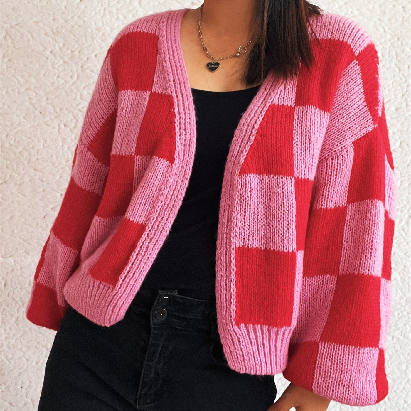 Damen lässige Strickjacke mit Karomuster und voluminösen Ärmeln R&B