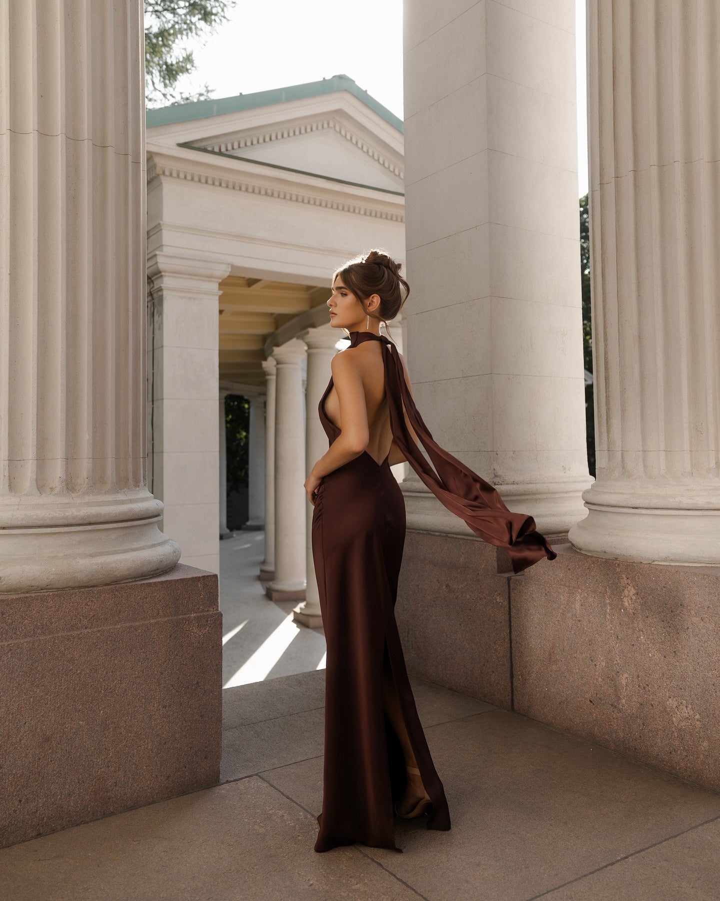 Damen Abendkleid mit elegantem Rückenausschnitt und fließendem Stoff R&B