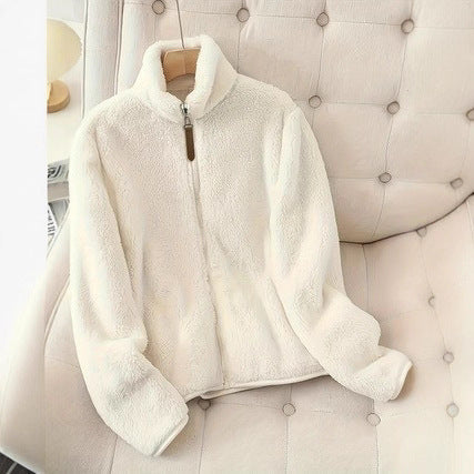 Damen Fleecejacke im zeitgemäßen Design mit hohem Kragen und praktischen Taschen